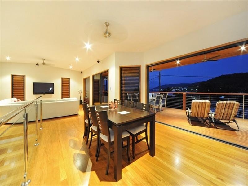 10 Palm Drive, Cannonvale QLD 4802