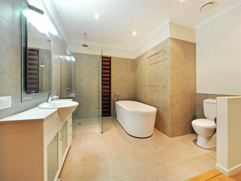 10 Palm Drive, Cannonvale QLD 4802