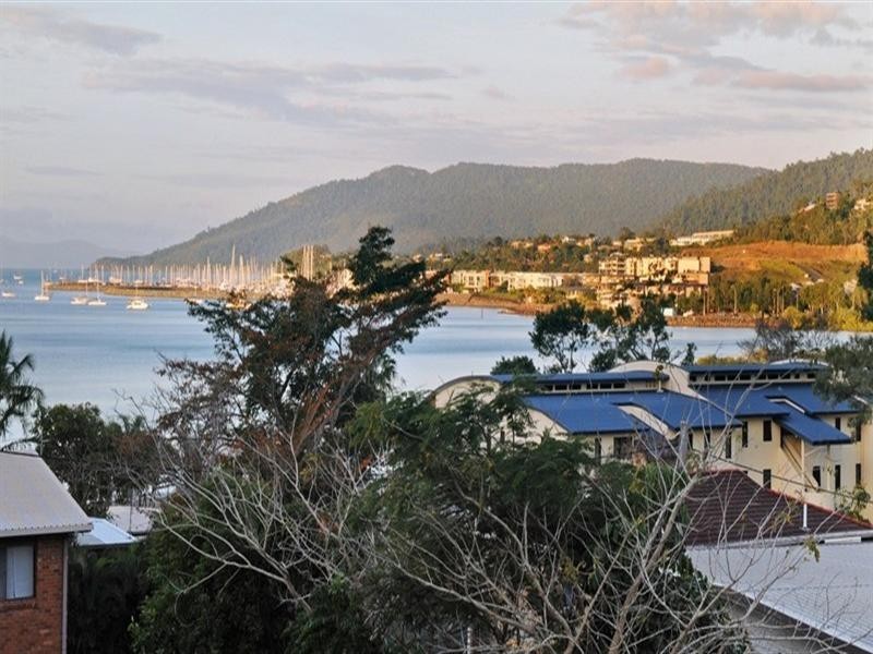 10 Palm Drive, Cannonvale QLD 4802