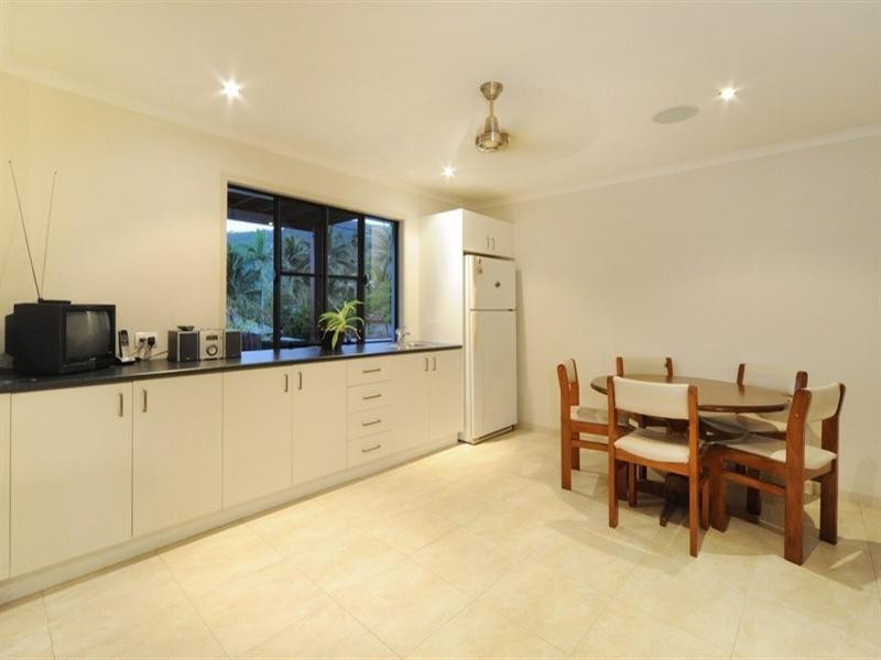 10 Palm Drive, Cannonvale QLD 4802