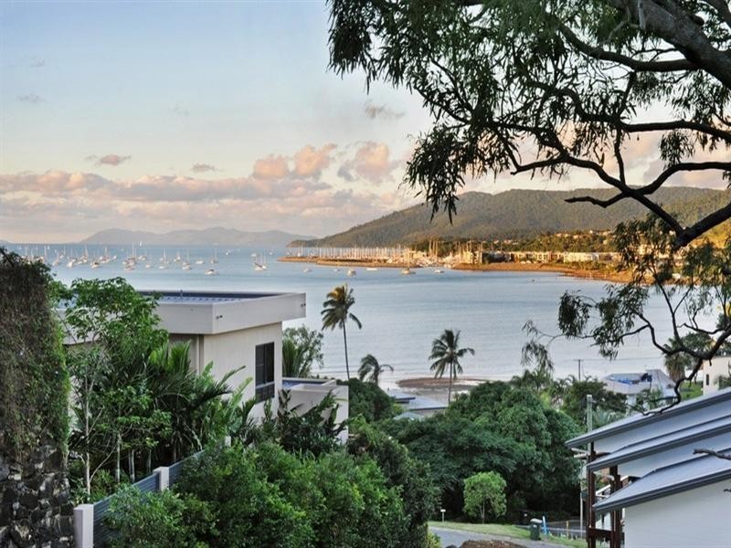 9 Stewart Drive, Cannonvale QLD 4802