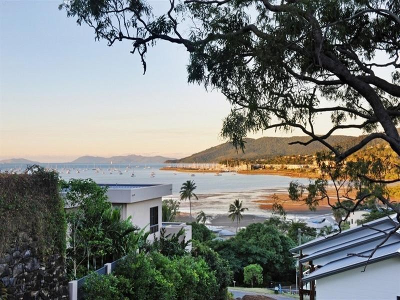 9 Stewart Drive, Cannonvale QLD 4802