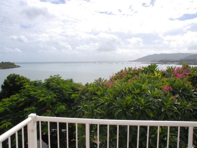 8 Coral Esplanade, Cannonvale QLD 4802