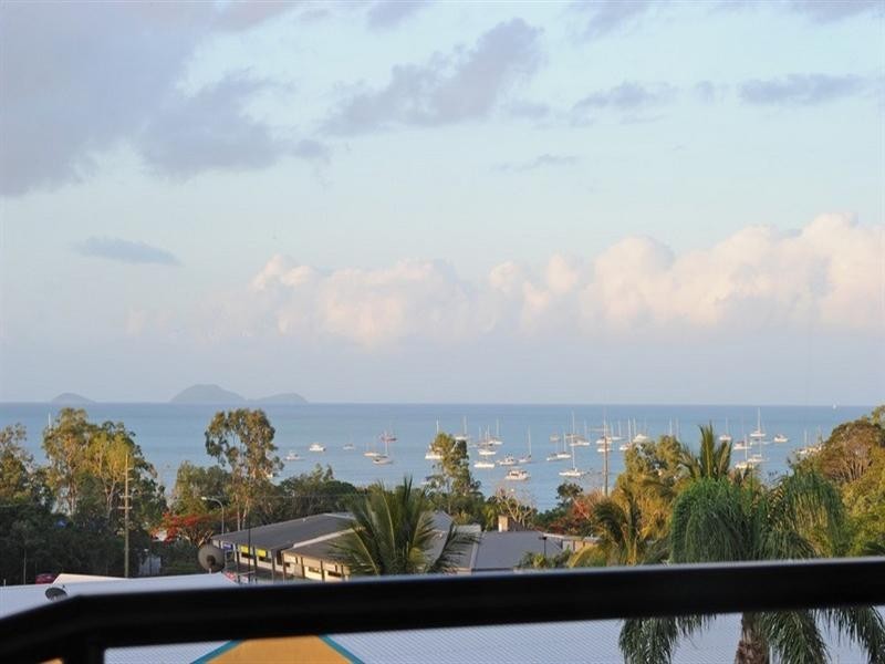 13/2 Eshelby Drive, Cannonvale QLD 4802