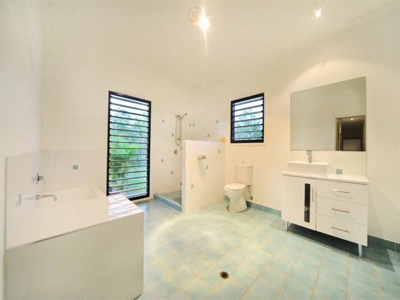 142 Kookaburra Drive, Cannonvale QLD 4802