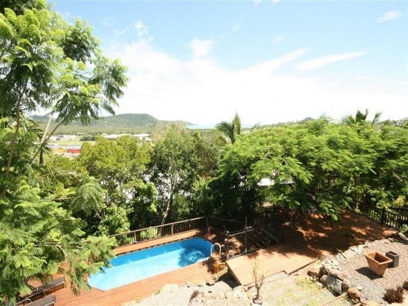6 Whitehaven Crescent, Cannonvale QLD 4802
