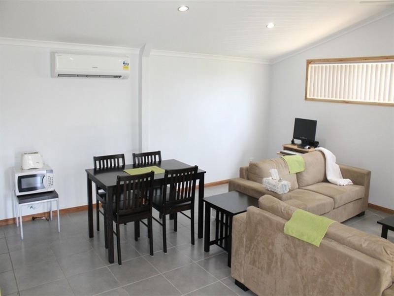 33 Manooka Drive, Cannonvale QLD 4802