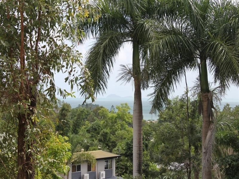 33 Manooka Drive, Cannonvale QLD 4802