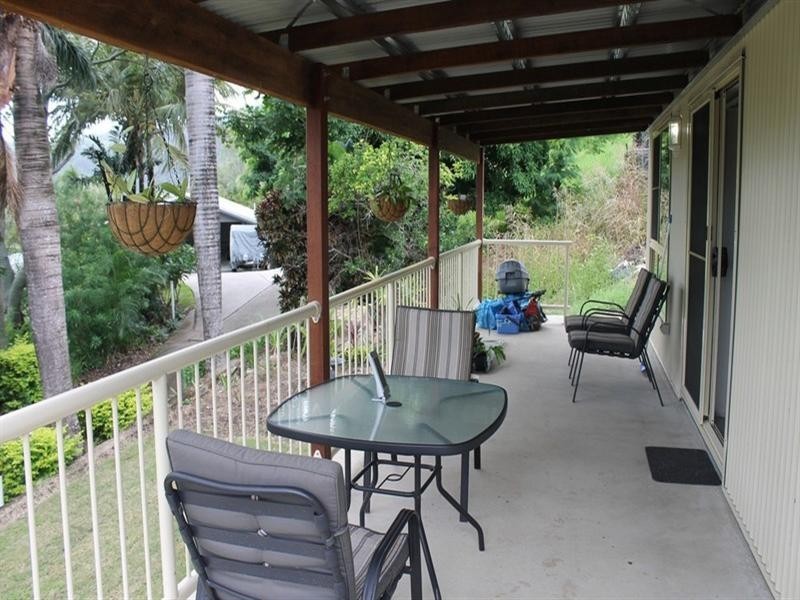 33 Manooka Drive, Cannonvale QLD 4802