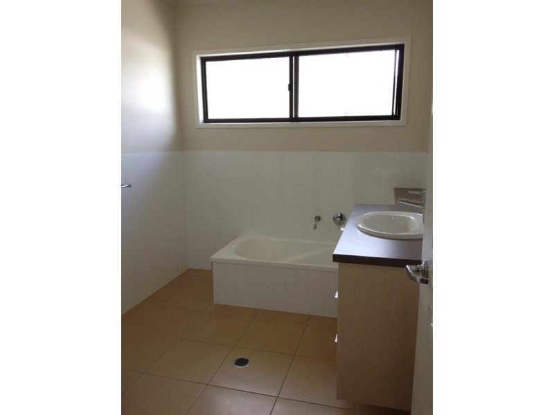 2/75 Country Road, Cannonvale QLD 4802
