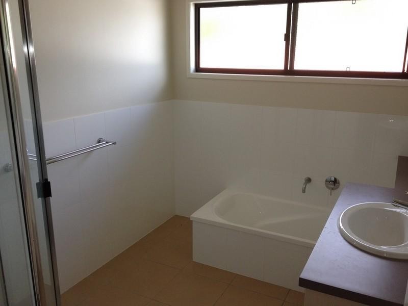2/75 Country Road, Cannonvale QLD 4802