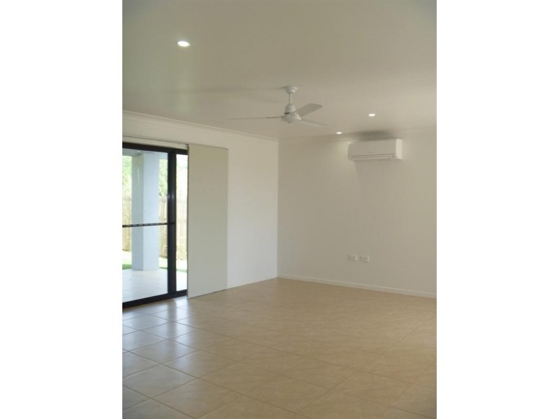 1/89 Parker Road, Cannonvale QLD 4802