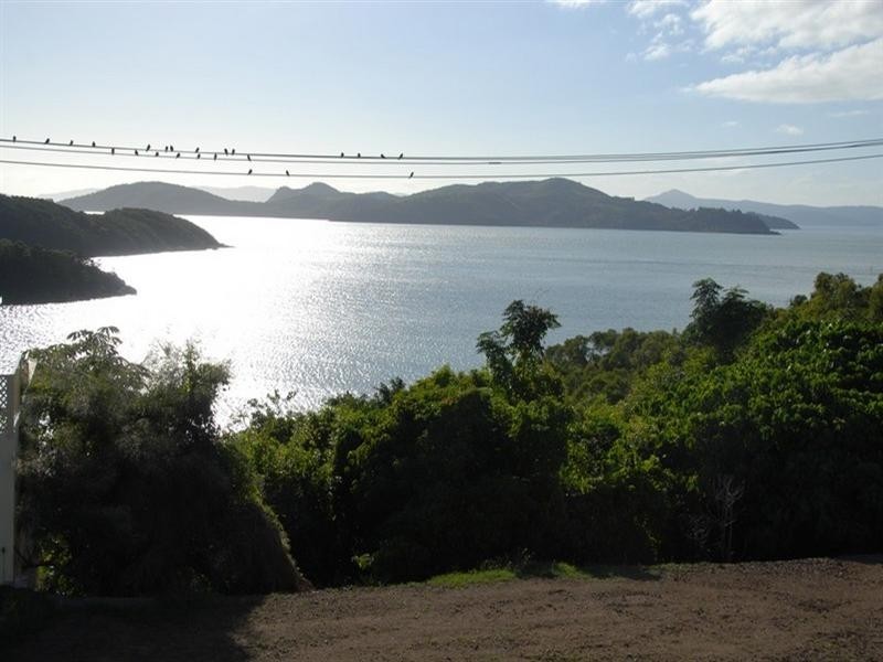 8 Passage Avenue, Shute Harbour QLD 4802