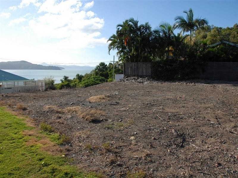 8 Passage Avenue, Shute Harbour QLD 4802