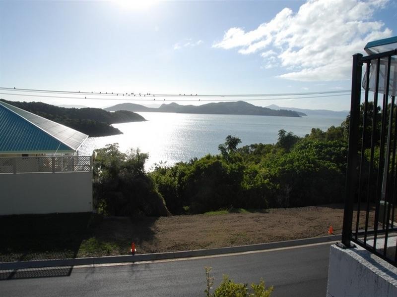 8 Passage Avenue, Shute Harbour QLD 4802