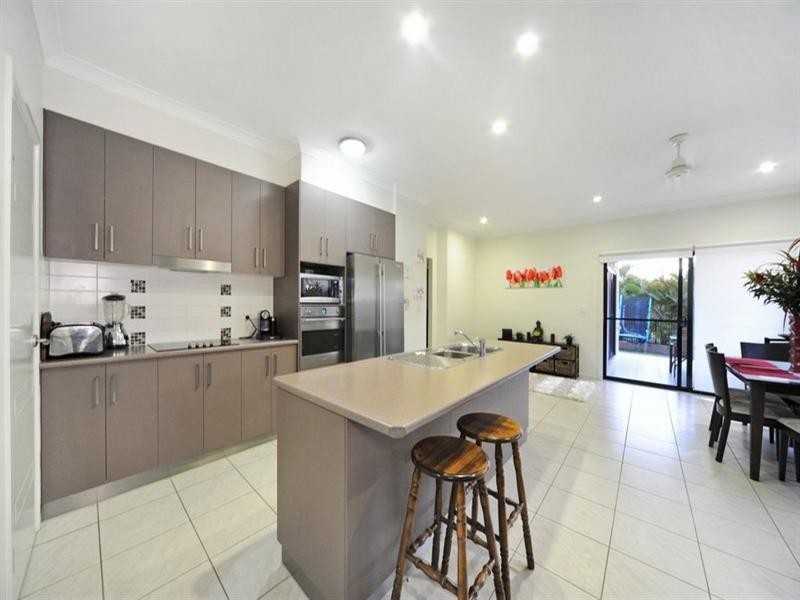 60 Valley Drive, Cannonvale QLD 4802