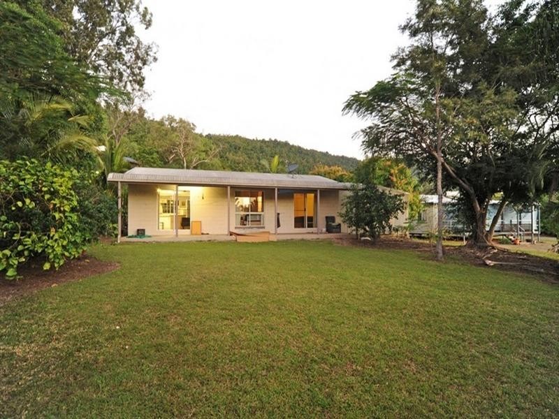 5 William Close, Cannonvale QLD 4802