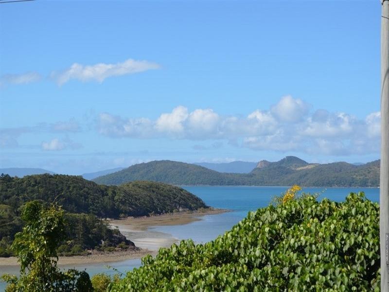 9 Passage Avenue, Shute Harbour QLD 4802