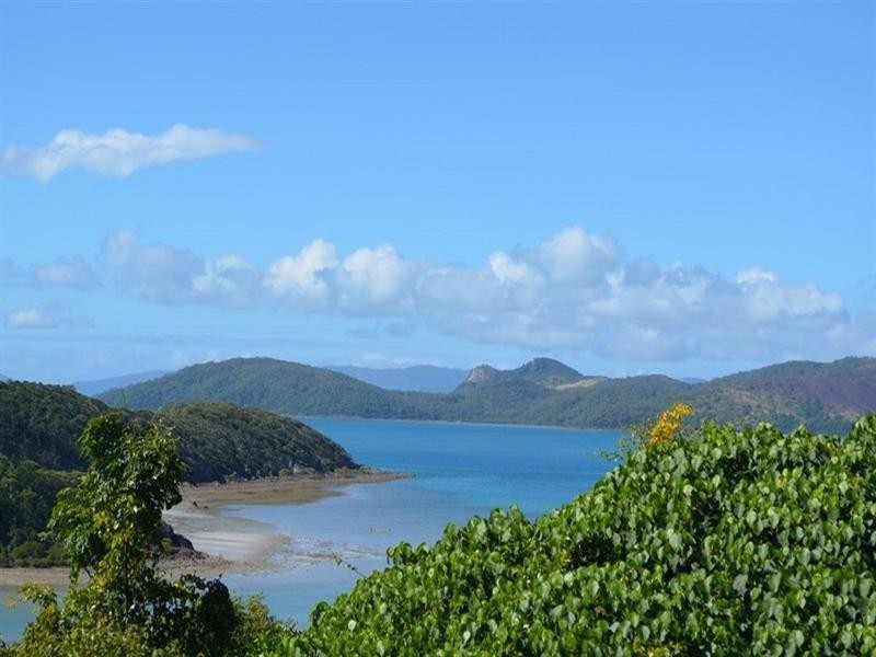 9 Passage Avenue, Shute Harbour QLD 4802