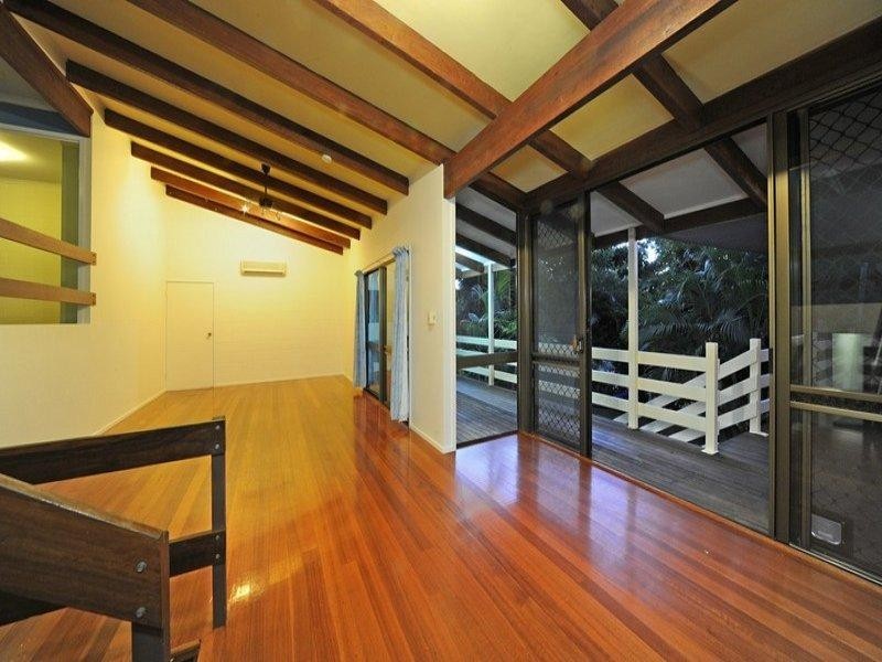 8 Barnes Place, Cannonvale QLD 4802