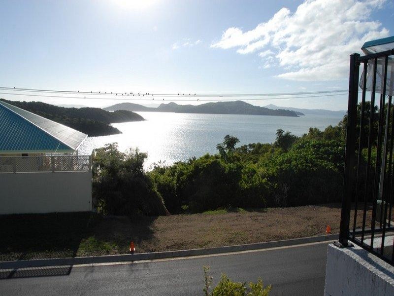 8 Passage Avenue, Shute Harbour QLD 4802