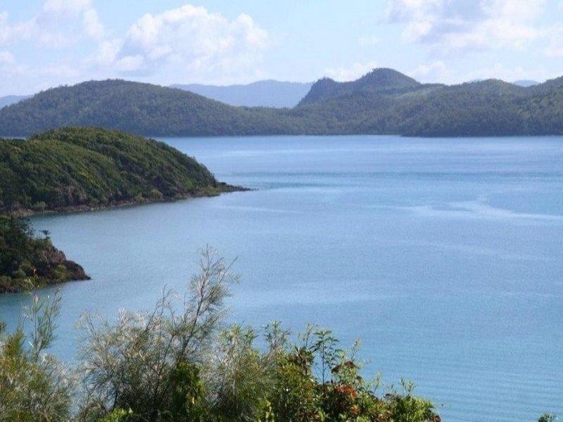 8 Passage Avenue, Shute Harbour QLD 4802