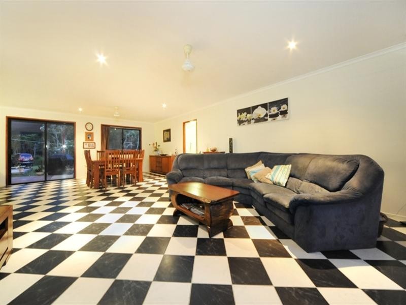 4 Leeder Road, Preston QLD 4800