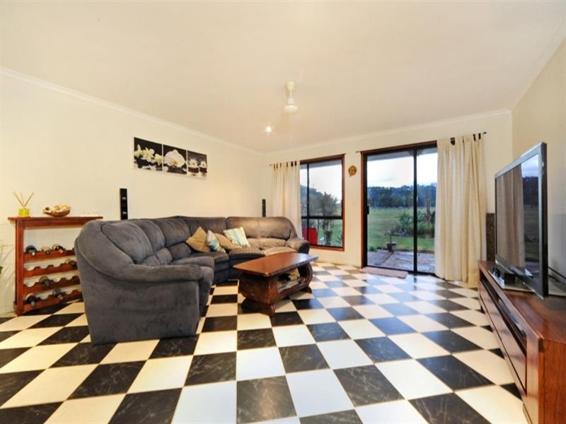 4 Leeder Road, Preston QLD 4800