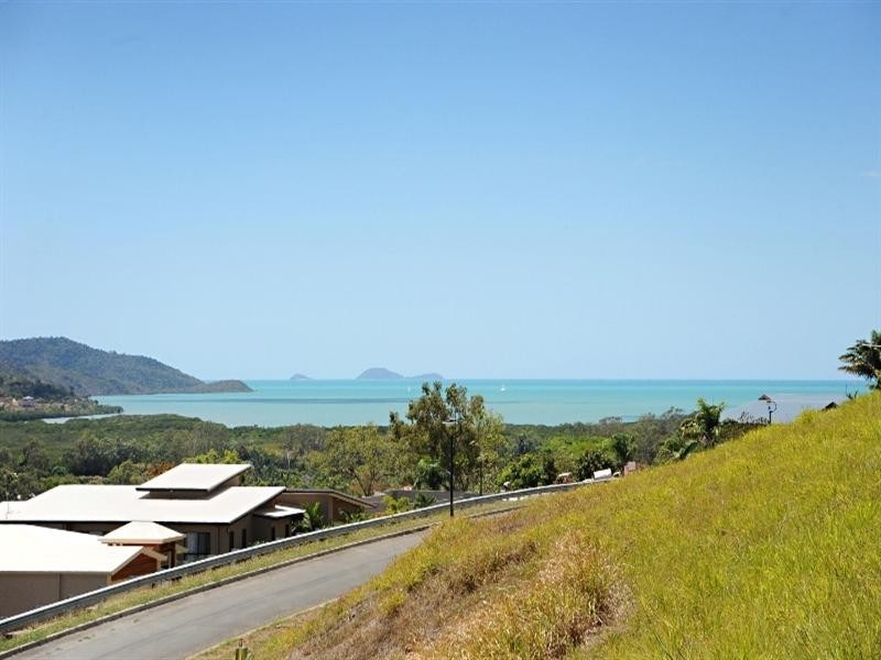 19 Whitehaven Crescent, Cannonvale QLD 4802