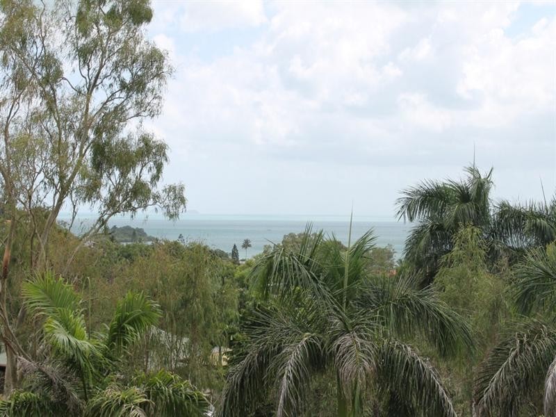 33 Manooka Drive, Cannonvale QLD 4802