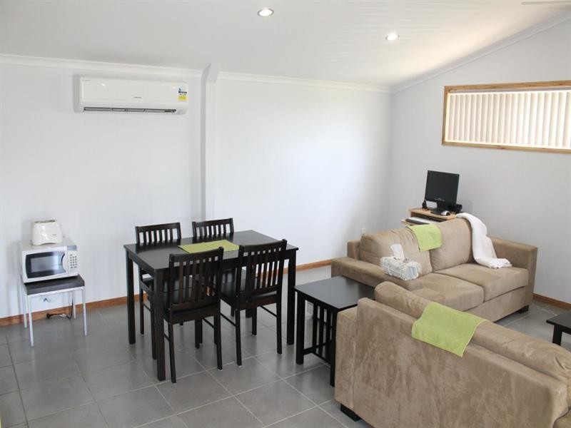 33 Manooka Drive, Cannonvale QLD 4802