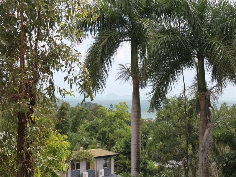 33 Manooka Drive, Cannonvale QLD 4802