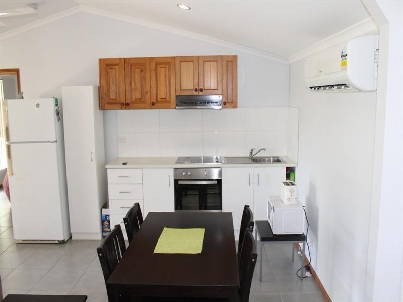 33 Manooka Drive, Cannonvale QLD 4802
