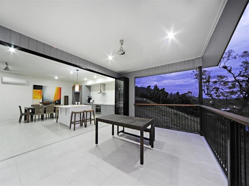 20 Whitehaven Crescent, Cannonvale QLD 4802