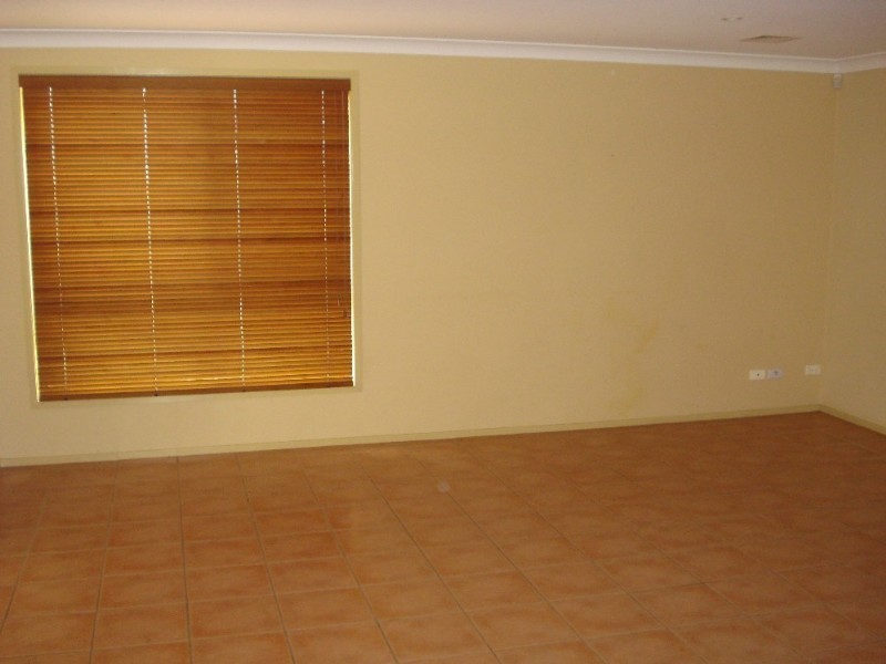 42 Carmichael Drive, West Hoxton NSW 2171