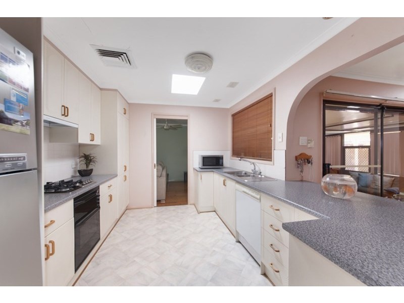 8 Shortland Avenue, Lurnea NSW 2170