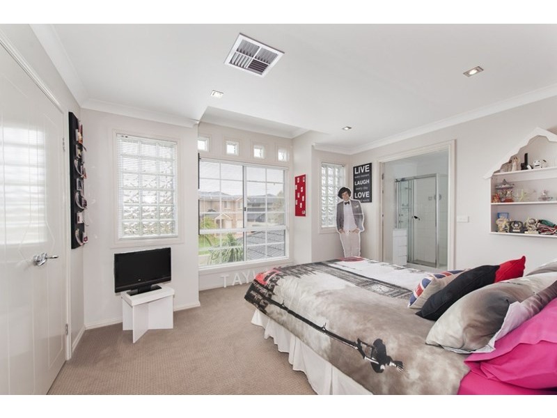 6 Chadley Place, West Hoxton NSW 2171