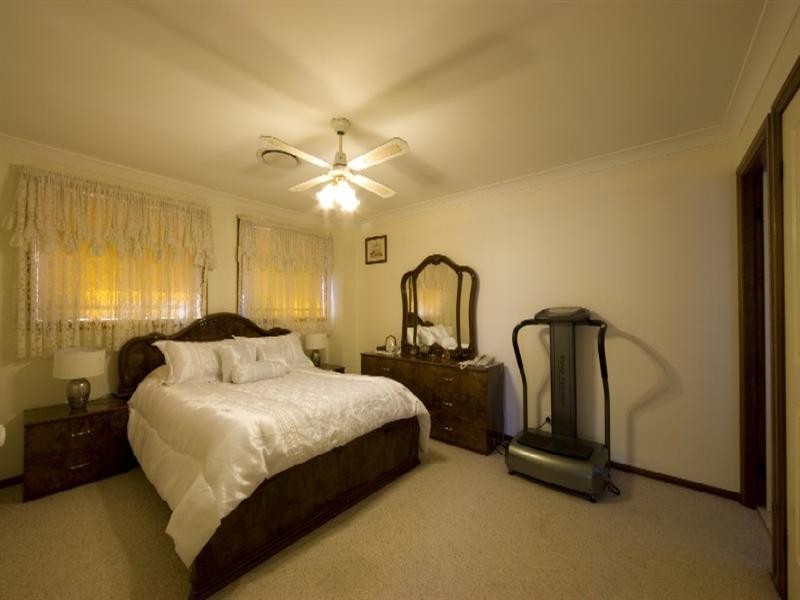 22 Castlerock Court, Wattle Grove NSW 2173