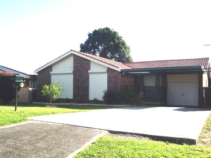 15 Kitava Place, Glenfield NSW 2167