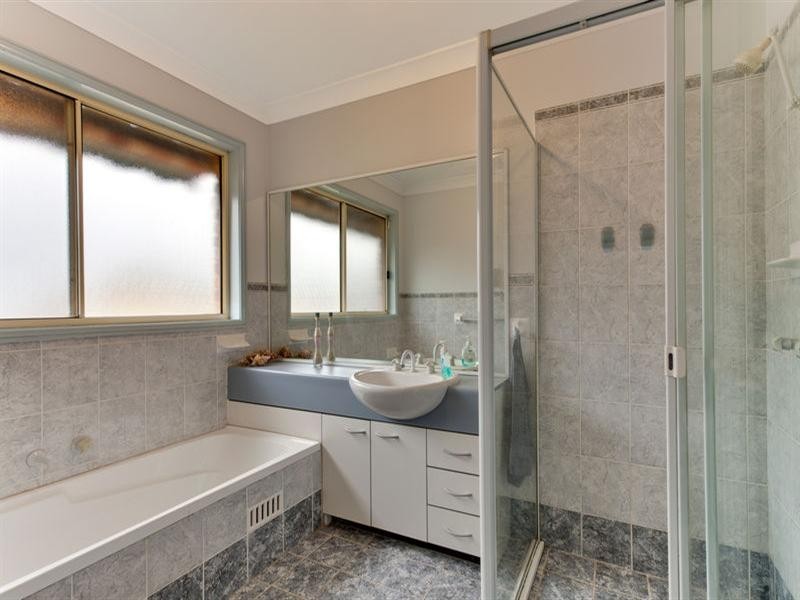 4 Murndal Court, Wattle Grove NSW 2173