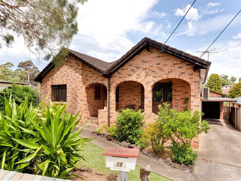 19 Hugh Avenue, Peakhurst NSW 2210
