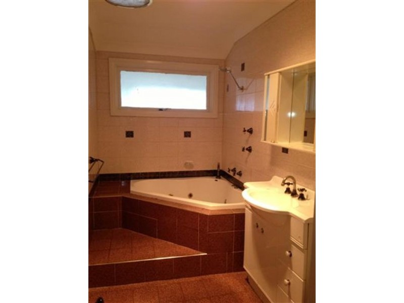 15 Edgecombe Avenue, Moorebank NSW 2170