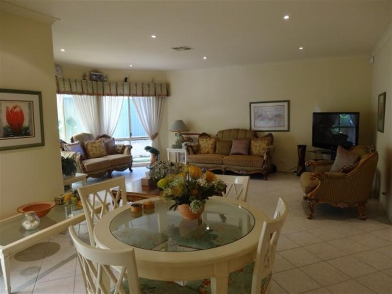 7 Sandalwood Close, Casula NSW 2170