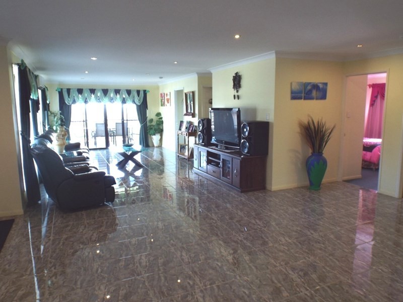 27 Adermann Drive, Kingaroy QLD 4610