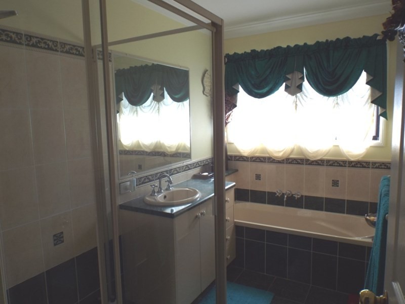 27 Adermann Drive, Kingaroy QLD 4610