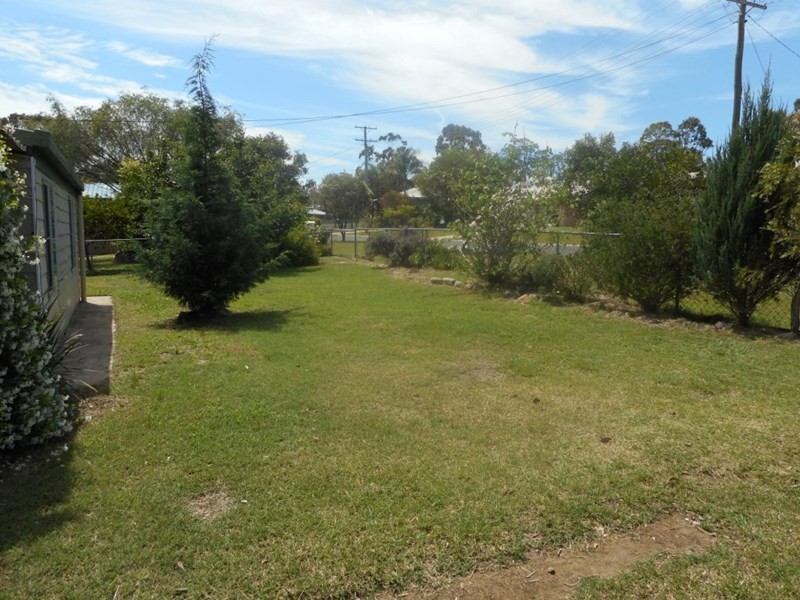 8 Deakin Crescent, Nanango QLD 4615