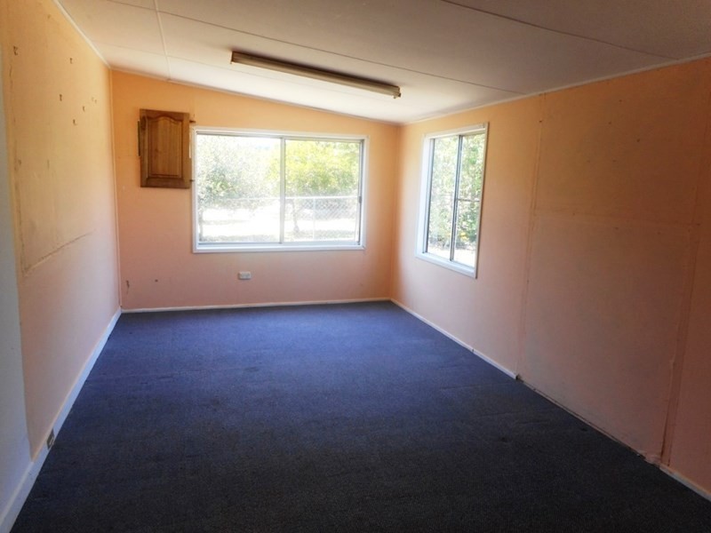 8 Deakin Crescent, Nanango QLD 4615
