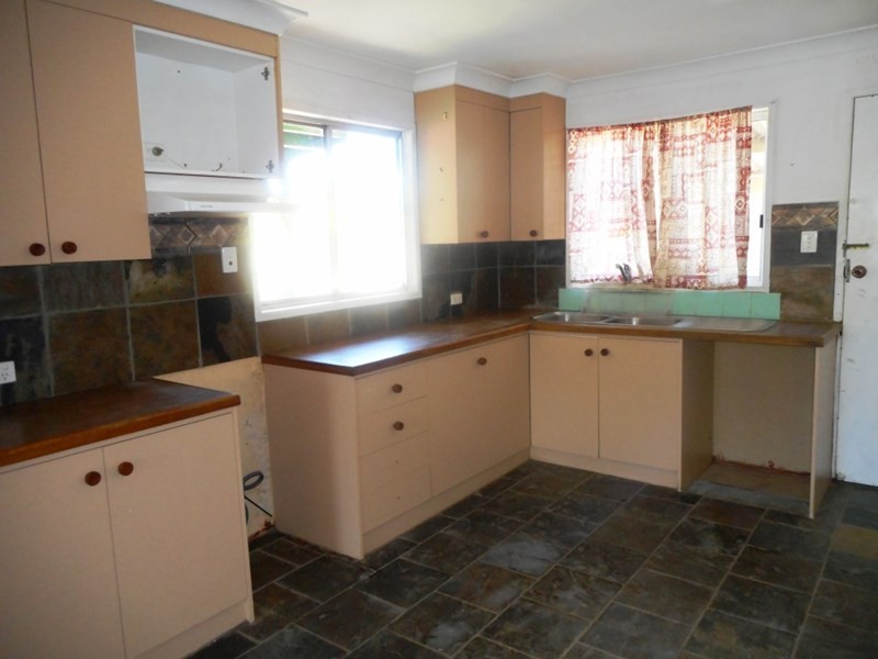 8 Deakin Crescent, Nanango QLD 4615