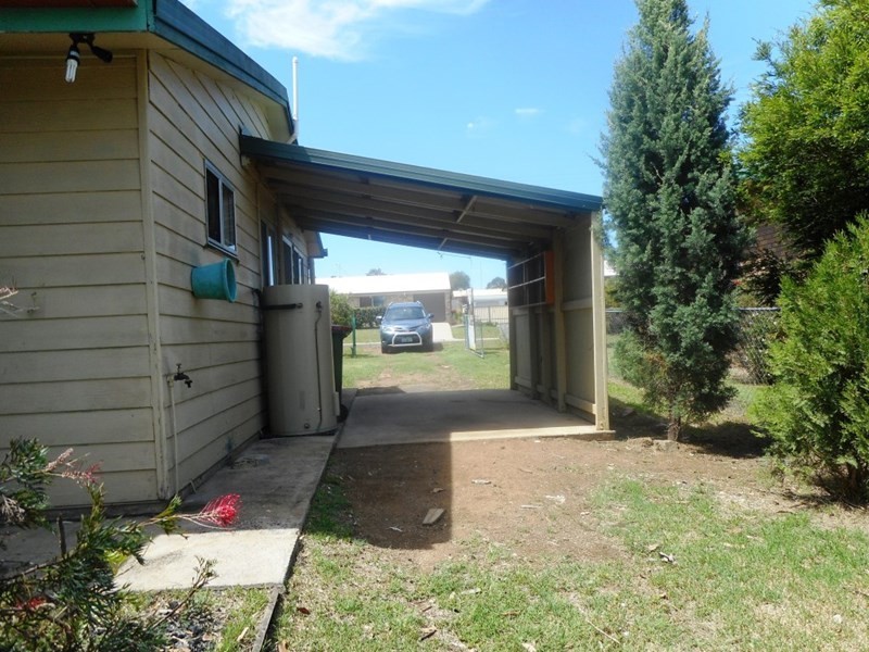 8 Deakin Crescent, Nanango QLD 4615