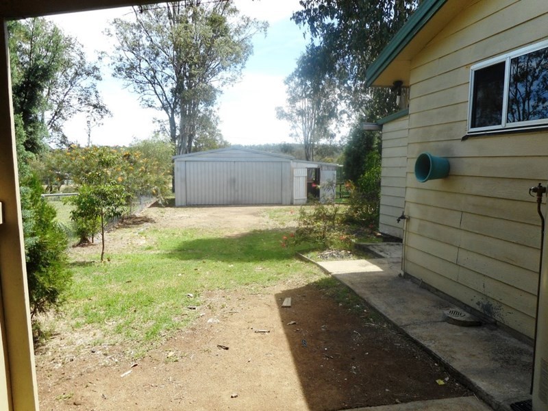 8 Deakin Crescent, Nanango QLD 4615